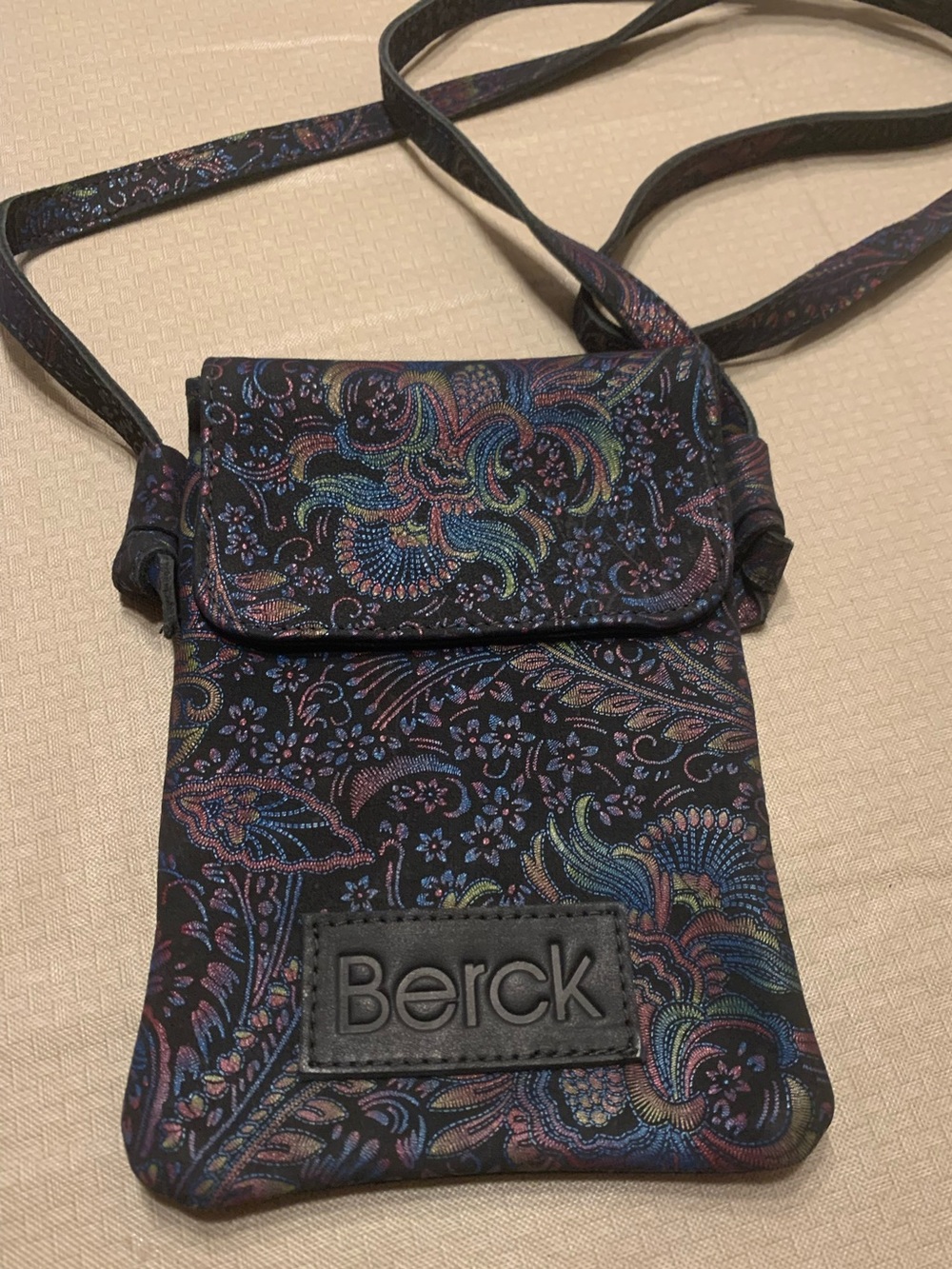 Berck Jameson Women's Crossbody Phone Bag in Multicolor Paisley